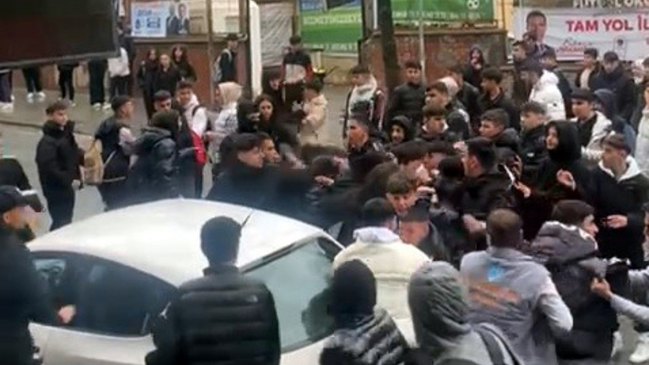 Avcılar'da liseliler arasında bıçaklı kavga: 3 yaralı