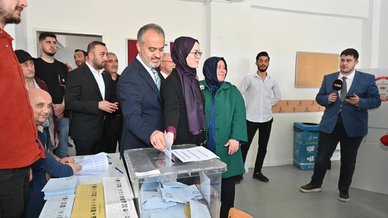 AK Parti Bursa Büyükşehir Belediye Başkanı Aktaş, oyunu kullandı