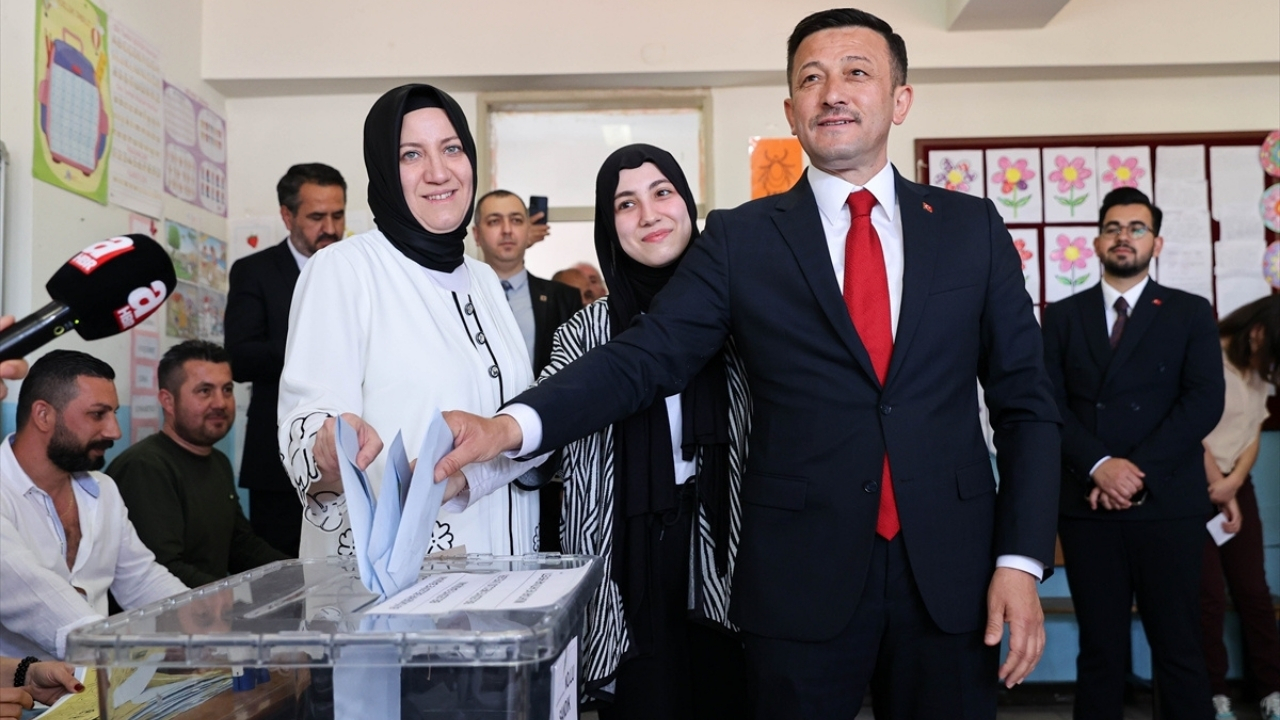 Cumhur İttifakı İzmir adayı Hamza Dağ, oyunu kullandı