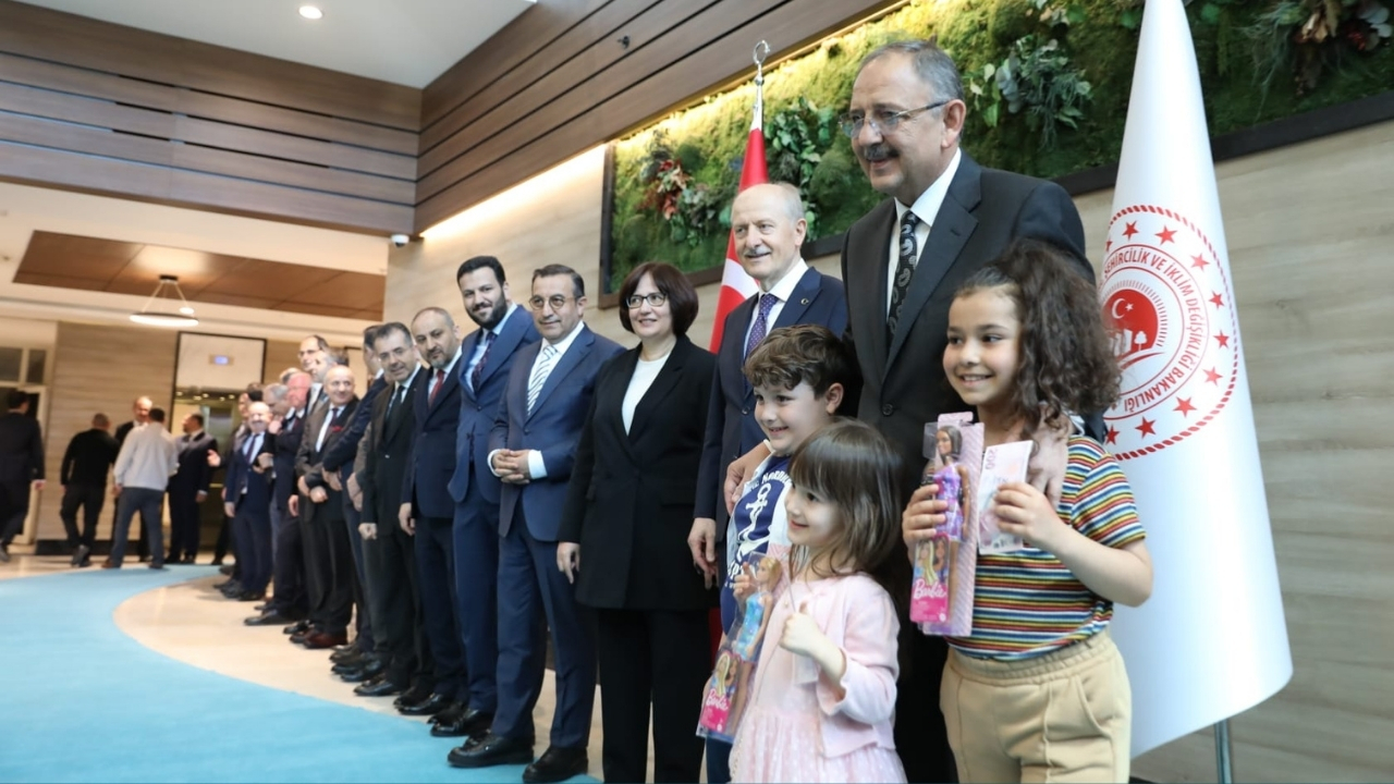 Bakan Özhaseki Bakanlık personelleriyle bayramlaştı