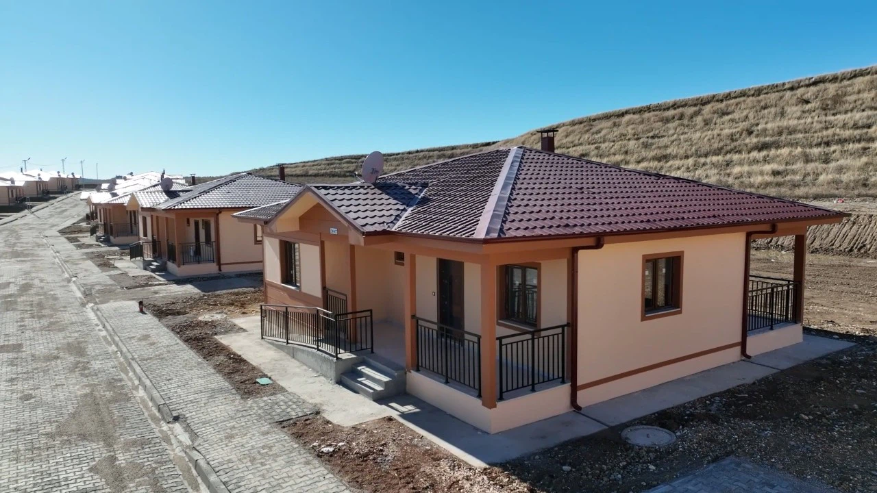 Adıyamanlı depremzede ailenin yeni yuvası teslim edildi
