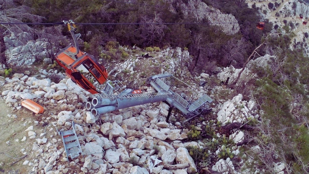 Teleferik kazasının enkazı havadan görüntülendi!