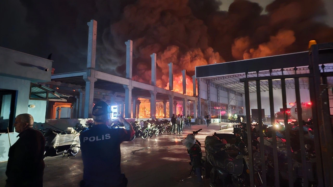 Adana'da motosiklet fabrikasında yangın
