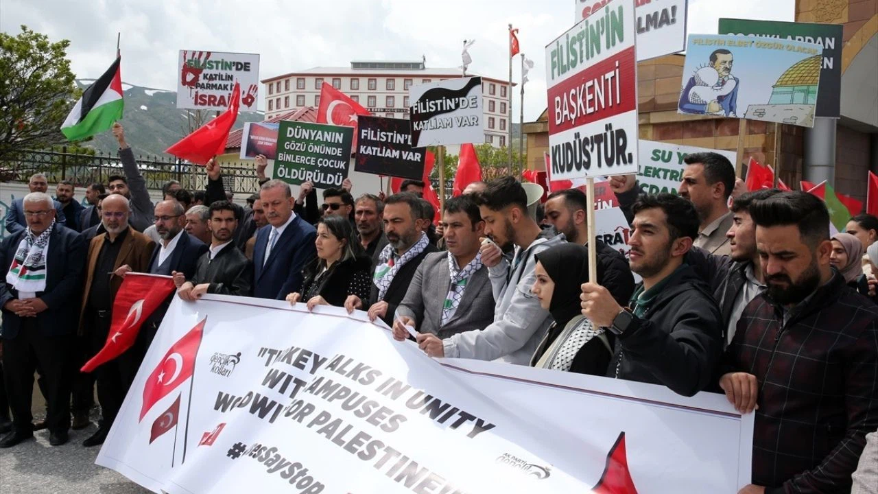 AK Parti Gençlik Kolları ve İstanbul Üniversitesi öğrencilerinden Filistin'e destek eylemi