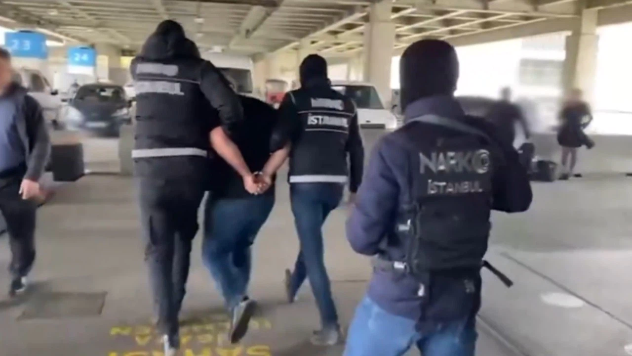 Bakan Yerlikaya duyurdu: Kırmızı bültenle aranan iki kişi yakalandı