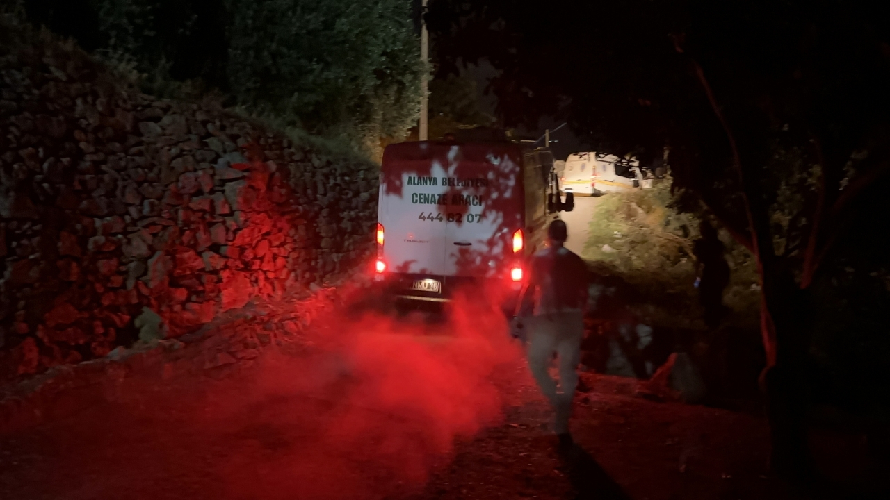 Yakınlarının haber alamadığı çift evde ölü bulundu