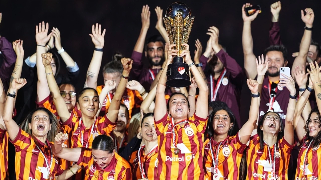 RAMS Park'ta ilk kupayı kadın takımı kaldırdı