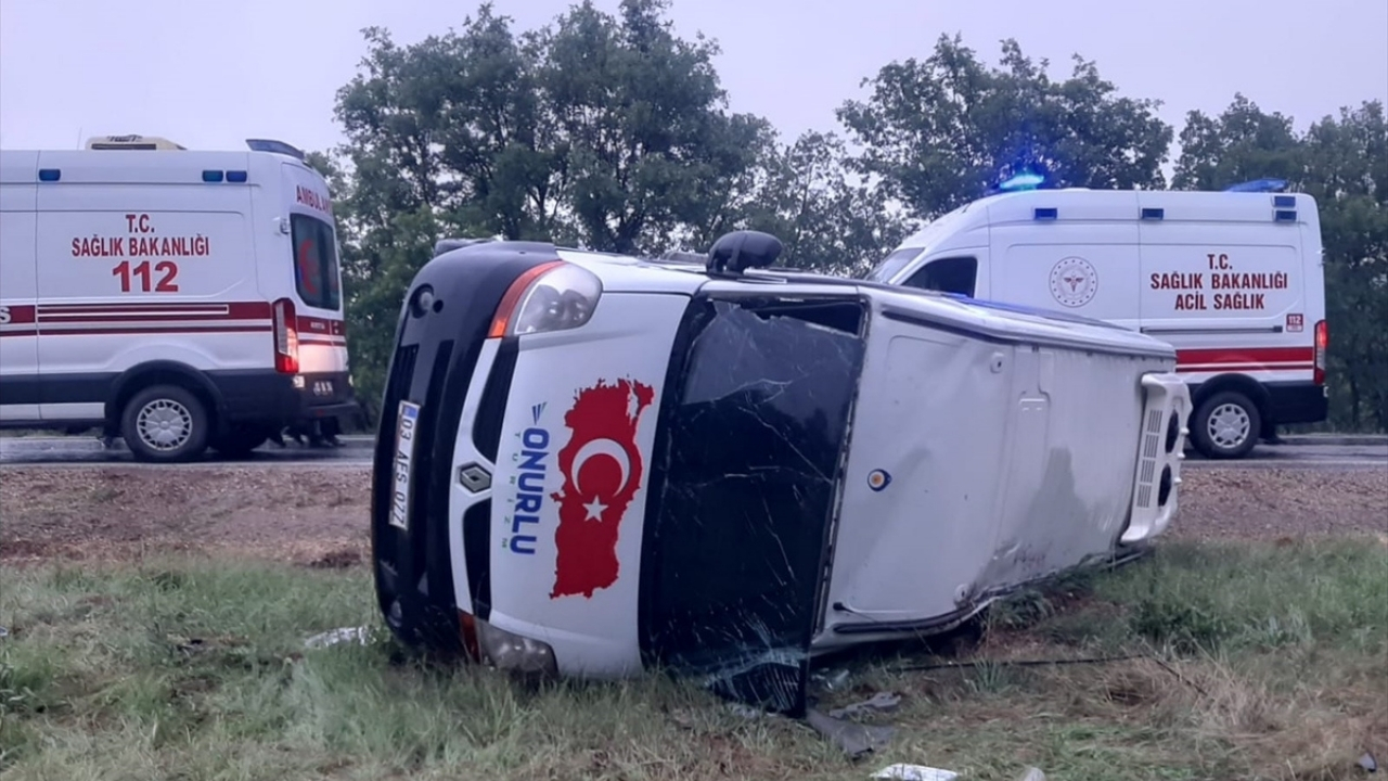 İşçileri taşıyan minibüs devrildi: 14 kişi yaralandı!