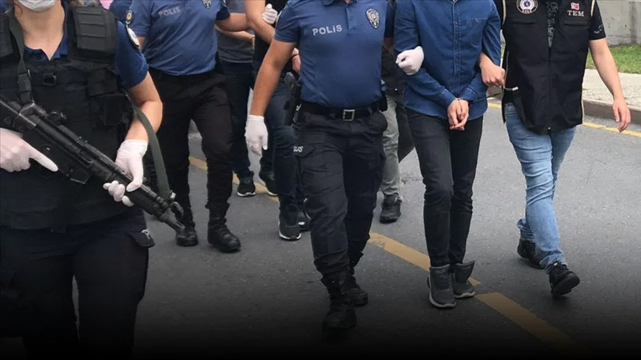 İzmir'de FETÖ operasyonunda 6'sı polis 9 gözaltı!