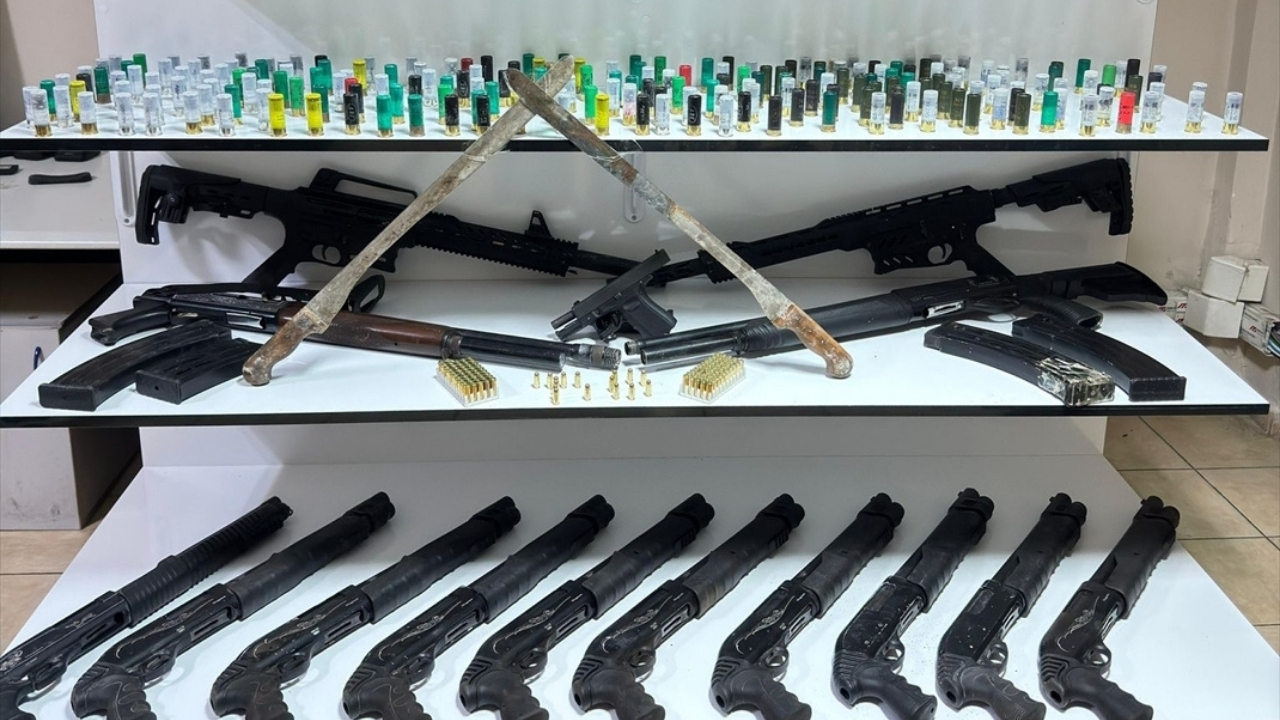 Adana'da bir evin bacasında ruhsatsız 15 silah ele geçirildi!