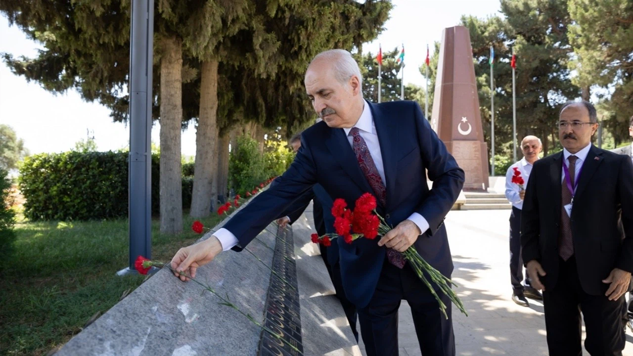 Kurtulmuş, Bakü'de şehitliği ziyaret etti!