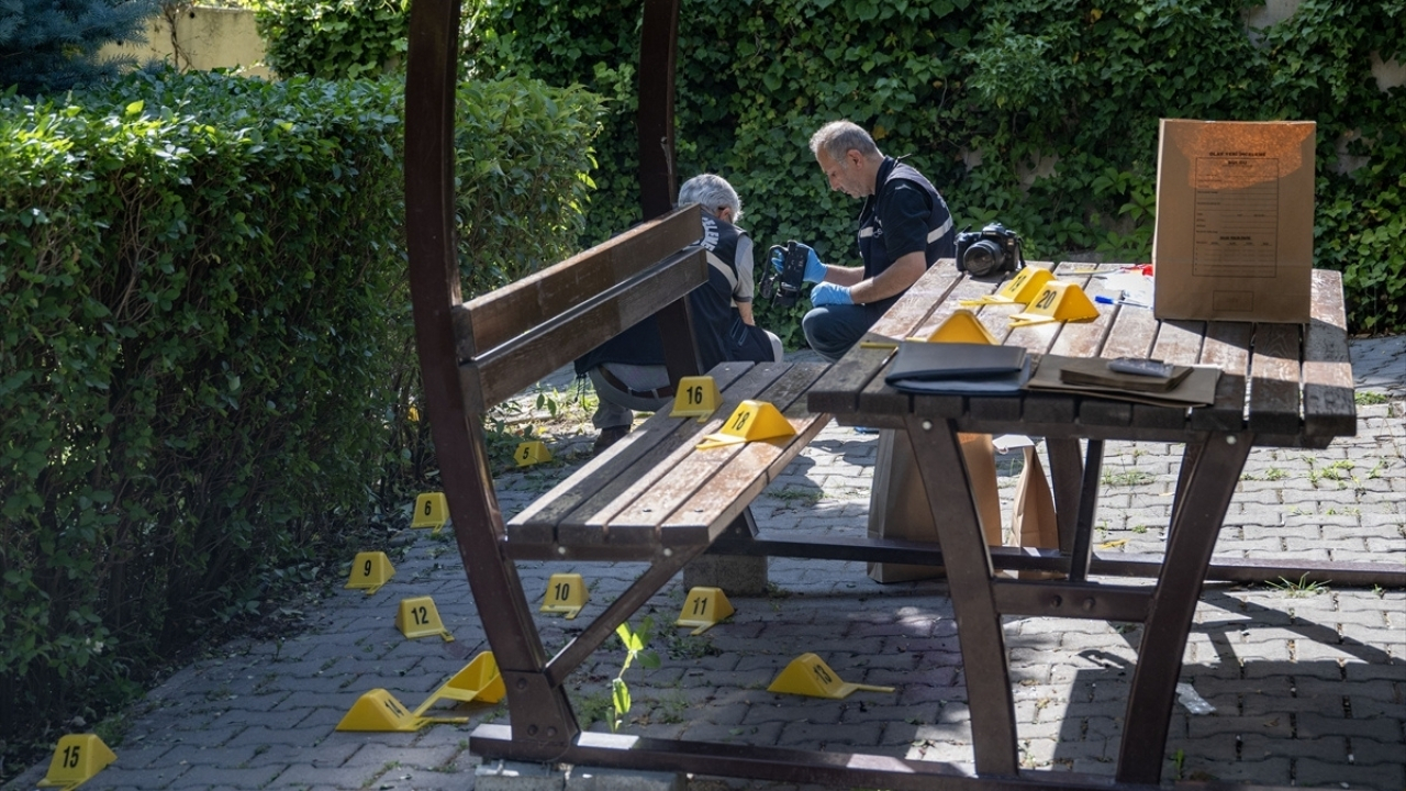 Boşanma aşamasındaki eşini ve kızını öldürüp, intihara kalkıştı