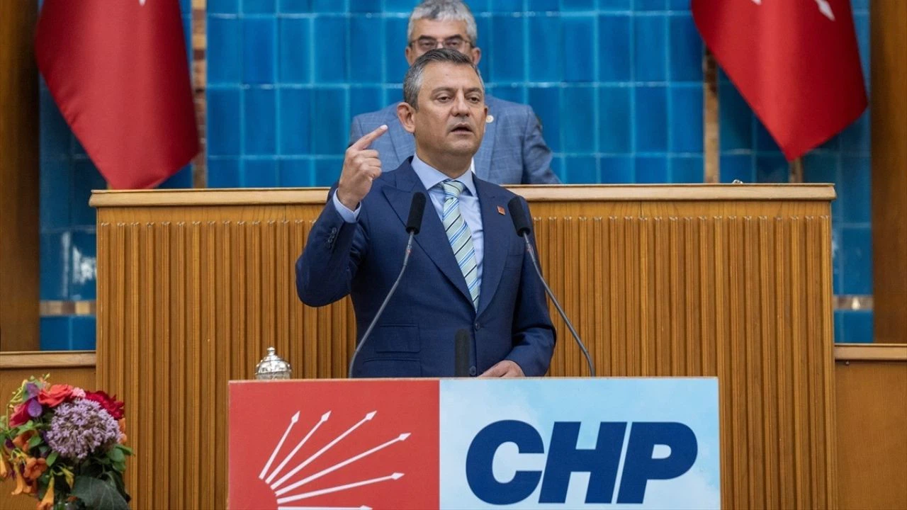 Özel o görüşmeyi yorumladı: "Siyaset hem müzakere hem mücadele işidir"