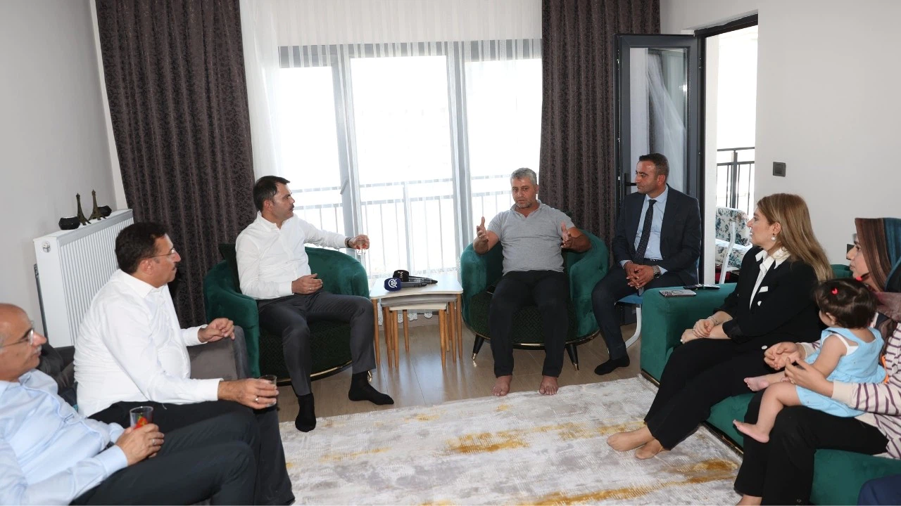 Bakan Kurum'dan depremzede aileye ziyaret