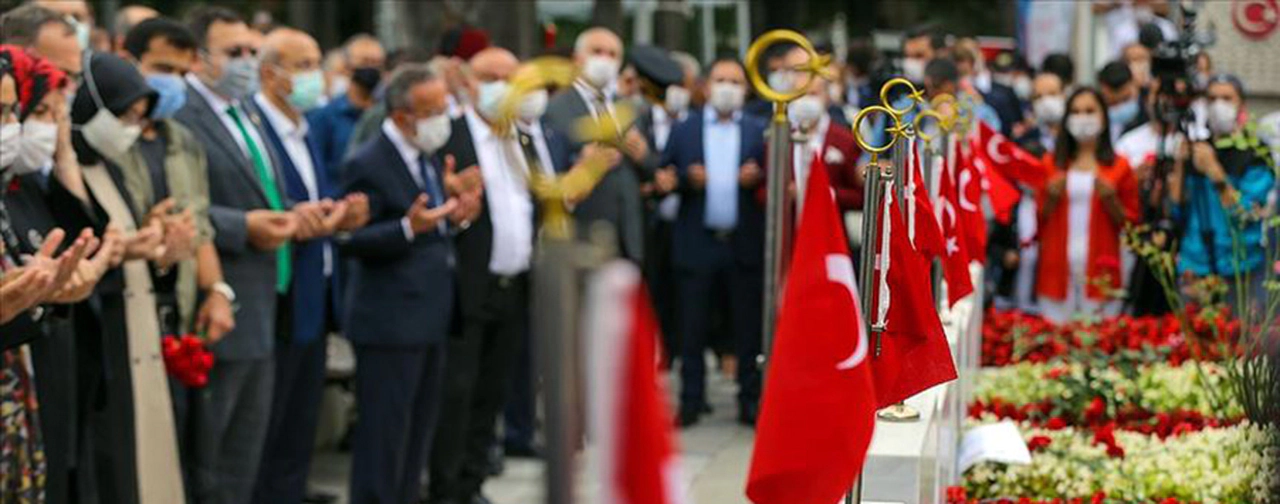 Kahramanlar kabirleri başında anıldı
