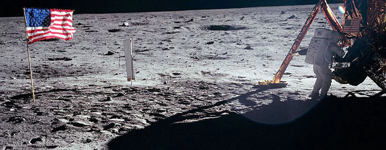 Ay'a ilk adım siyasi çıktı