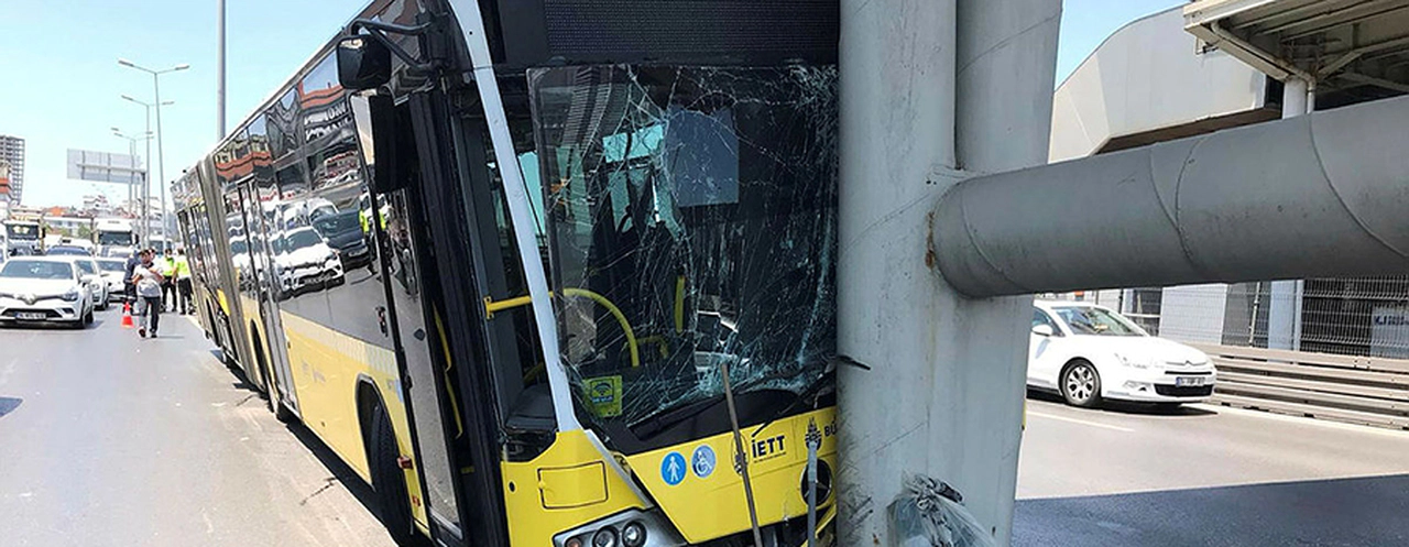 İETT otobüsü köprü ayağına çarptı!