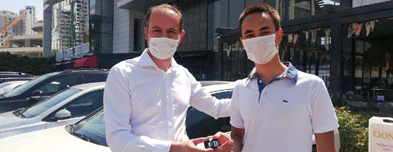 Öğrencisine otomobilini hediye etti