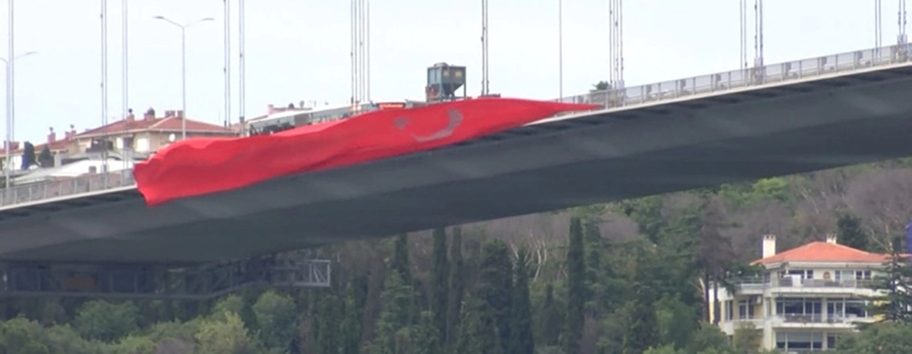 15 Temmuz Köprüsü'ne dev Türk bayrağı