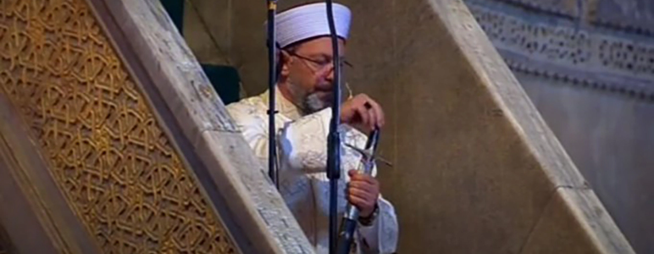 Diyanet İşleri Başkanı minbere kılıçla çıktı!