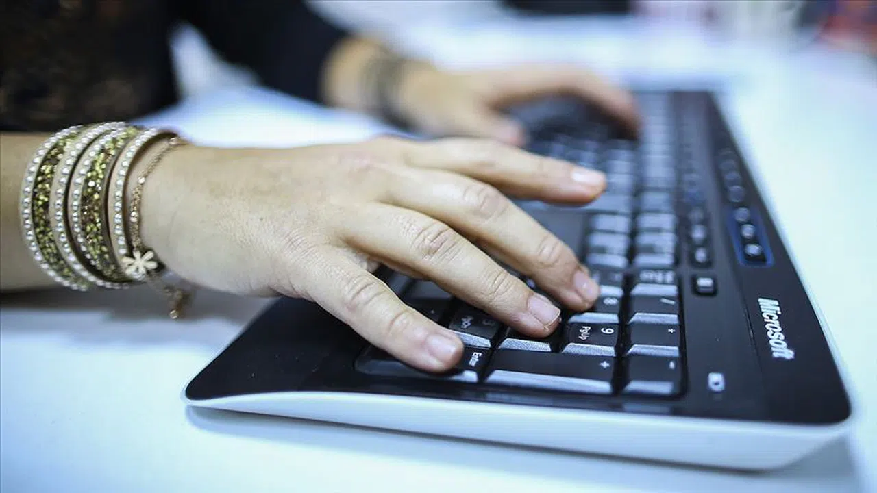 Koronavirüse karşı 'saat takı ve uzun tırnak' uyarısı