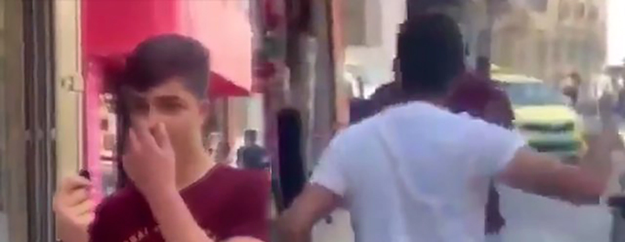 Filistinli genç muhabiri tokatladı