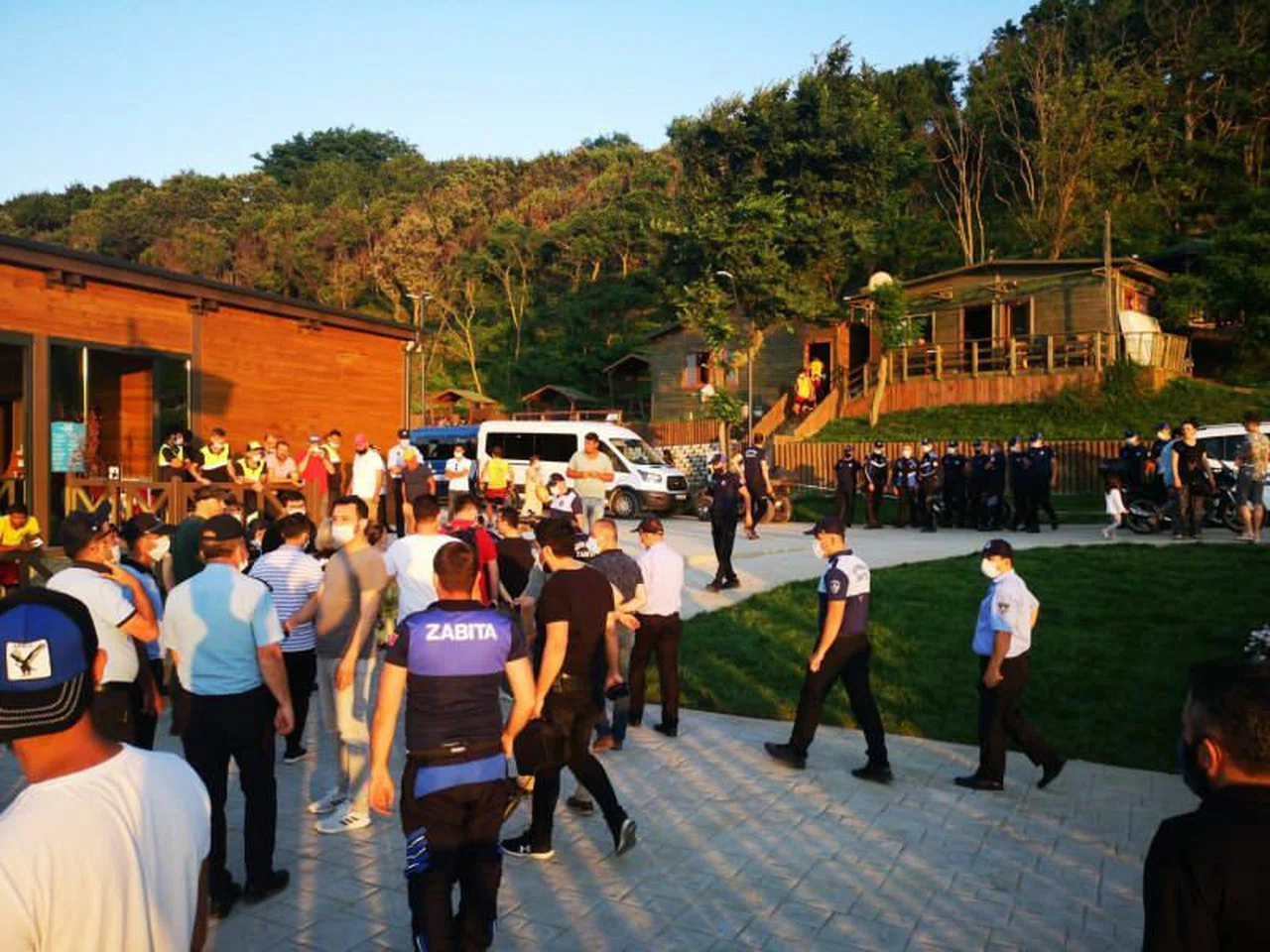 Türk Bayrağını indirip İBB flaması çektiler!