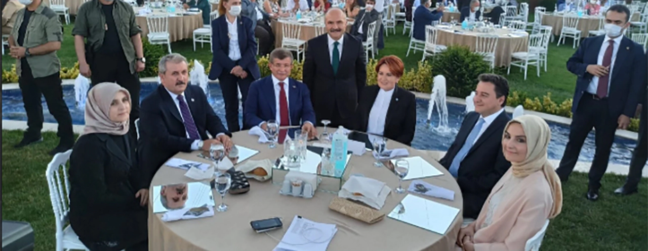 Bir masa etrafında toplandılar!