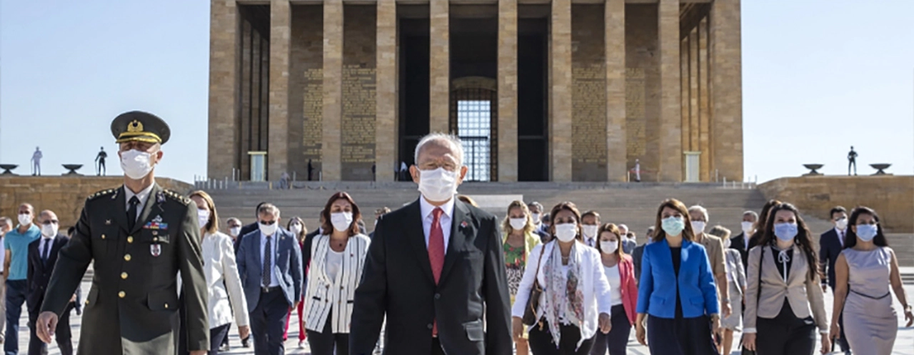 Tek adam Kılıçdaroğlu Anıtkabir'de!