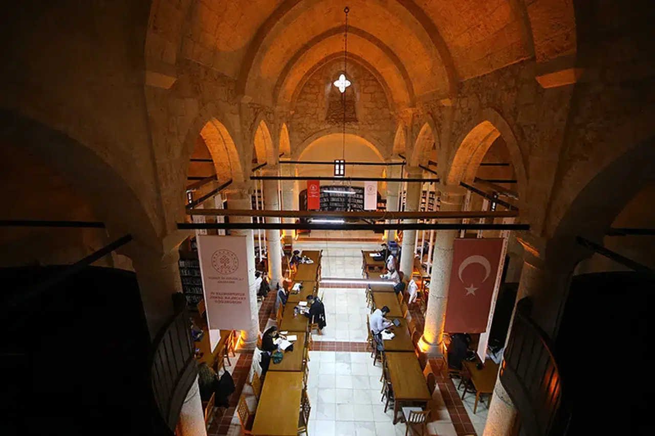Deprem sonrası tarihi kiliseye taşınan kütüphaneye ziyaretçi akını