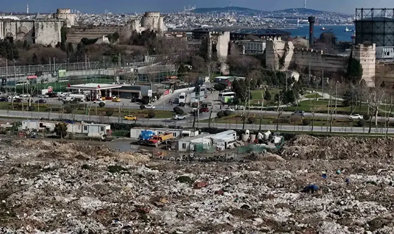 İstanbul’un tarihi Kazlıçeşme Meydanı moloz yığınlarıyla doldu