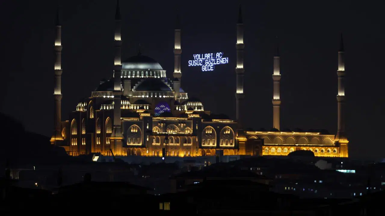 Kadir Gecesi, tüm yurtta dualarla idrak edildi