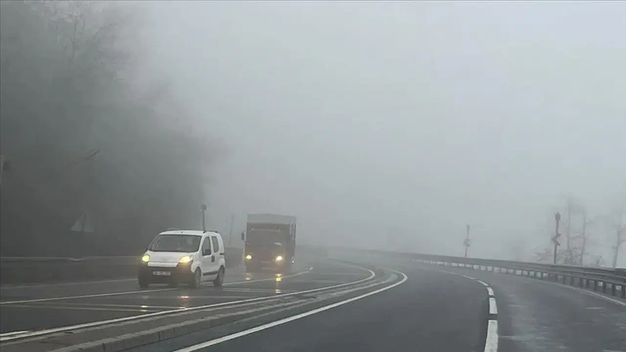 D-100 kara yolunun Bolu Dağı kesiminde sağanak ve sis etkisini gösterdi