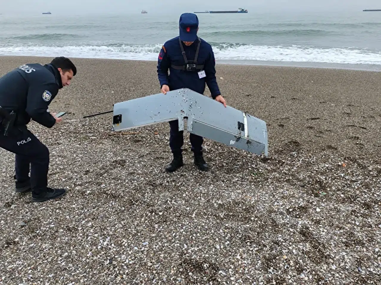 Sakarya'da deniz kıyısında insansız hava aracı parçaları bulundu