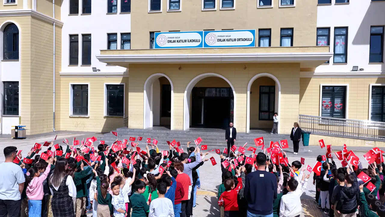 Deprem bölgesinde 23 Nisan coşkusu: Yeni okul öğrencilerini ağırladı