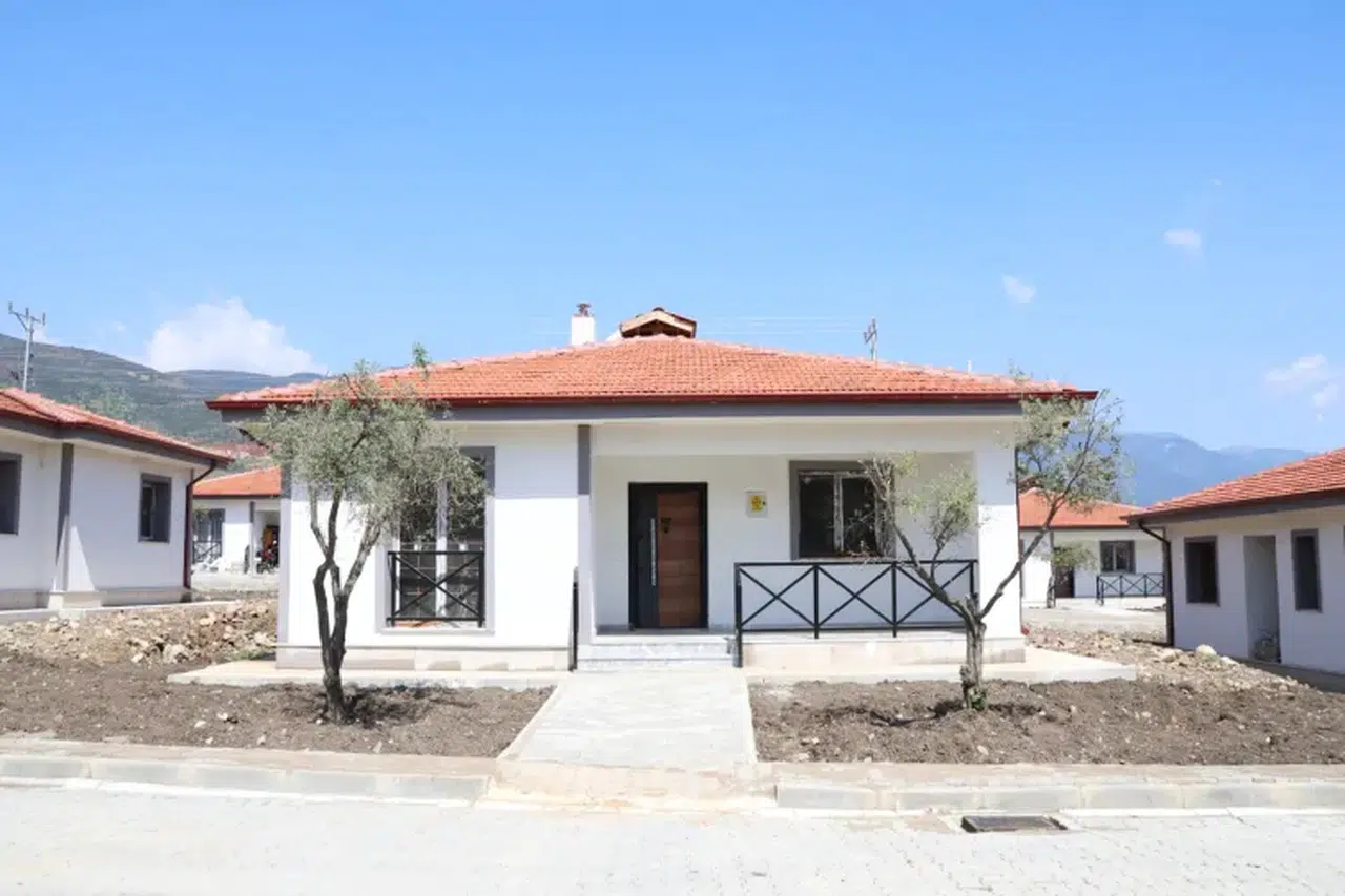 Hatay’da umut yeniden yükseliyor: Kırıkhan’da 28 köy evi depremzedelere teslim edildi