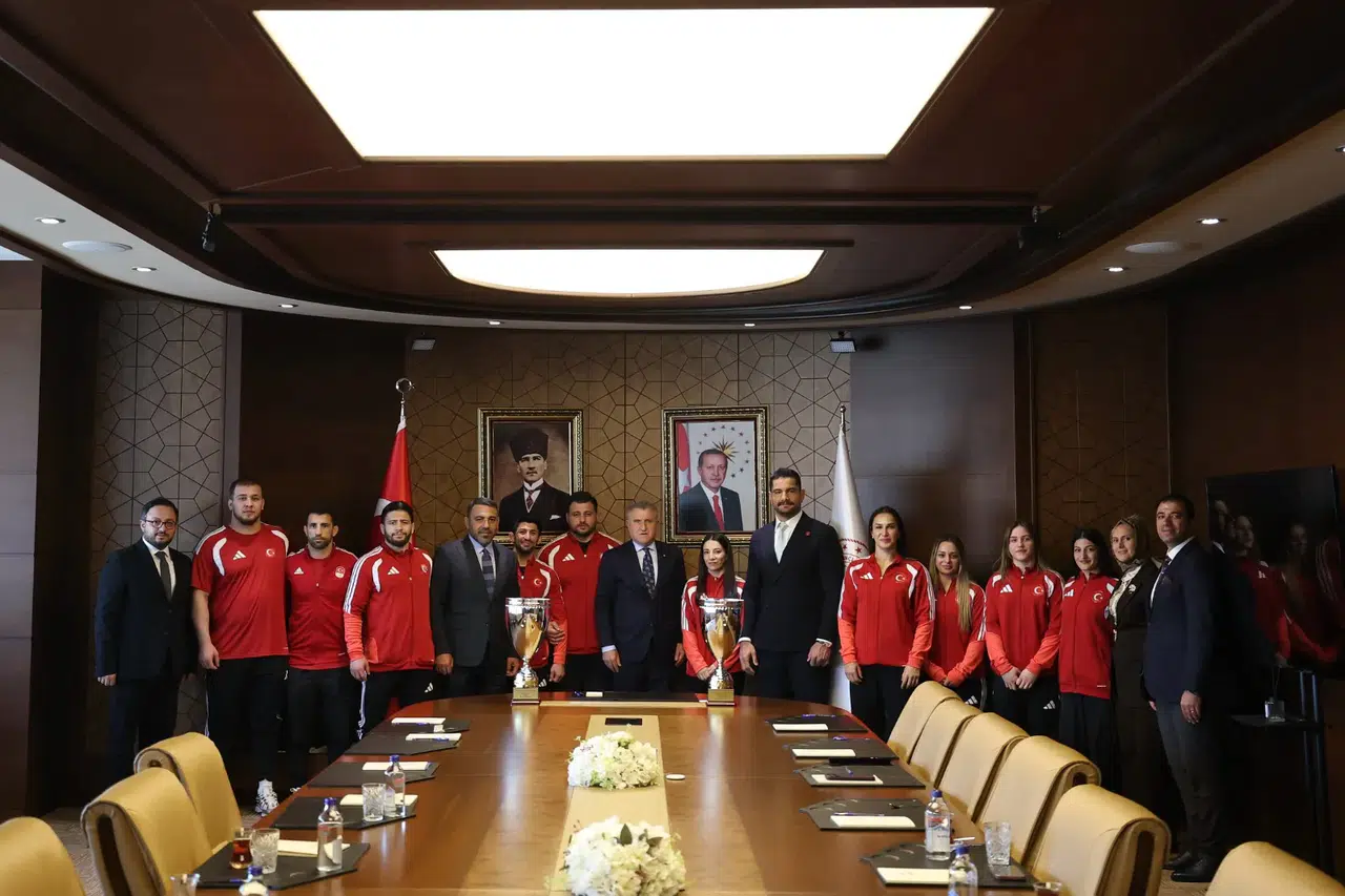 Gençlik ve Spor Bakanı Bakan Bak, Avrupa şampiyonu güreşçileri ağırladı