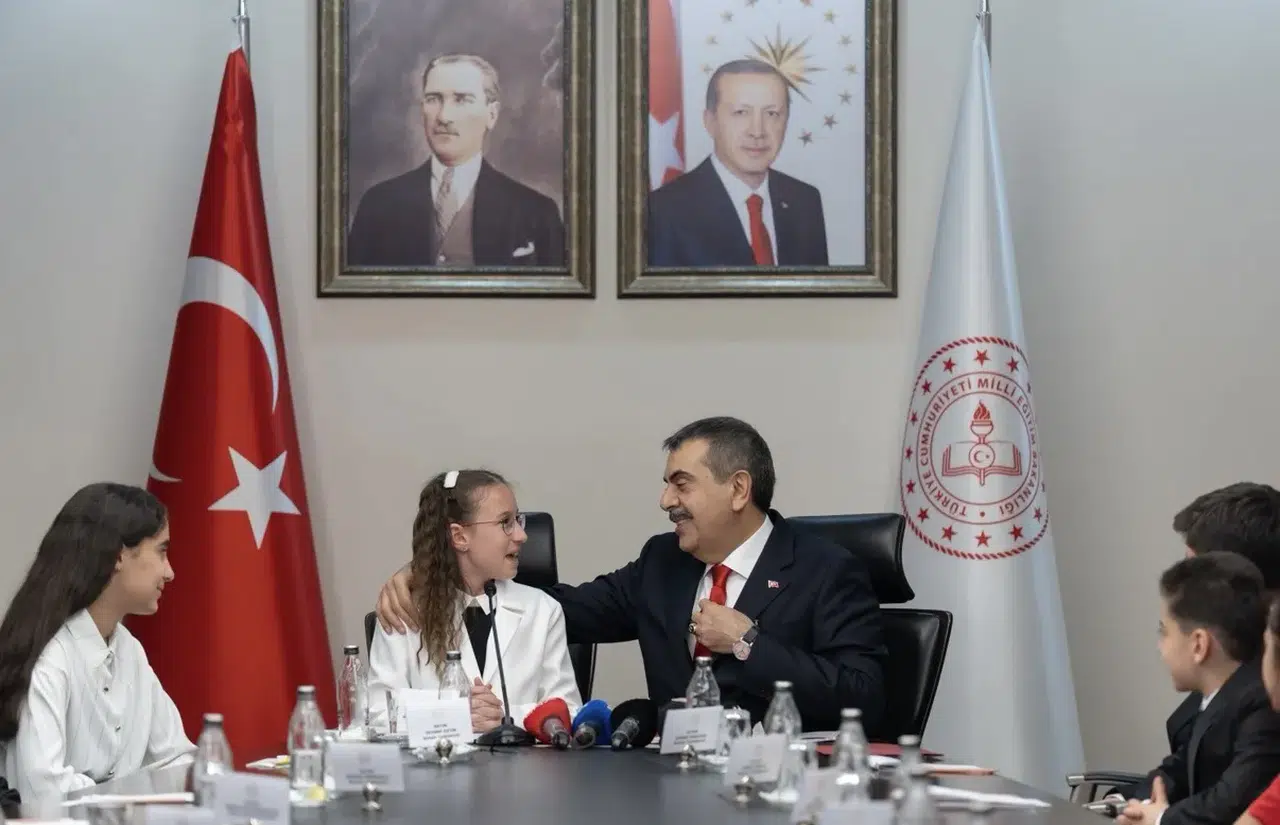 Milli Eğitim Bakanı Tekin, koltuğunu 5. sınıf öğrencisi Defne Bayraktaroğlu'na devretti