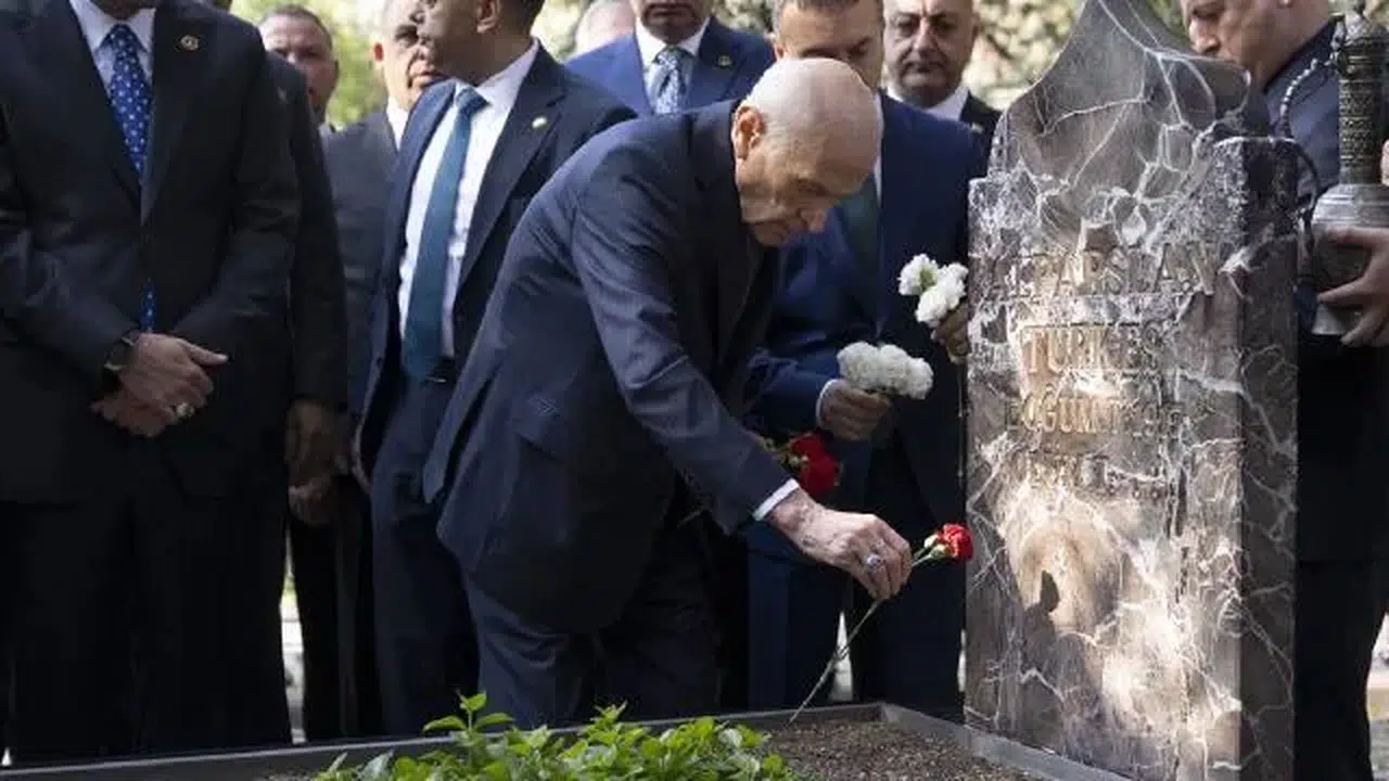 Bahçeli’den Türkeş’in 29. vefat yılında kararlılık mesajı: "Lider ülke Türkiye hedefindeyiz"