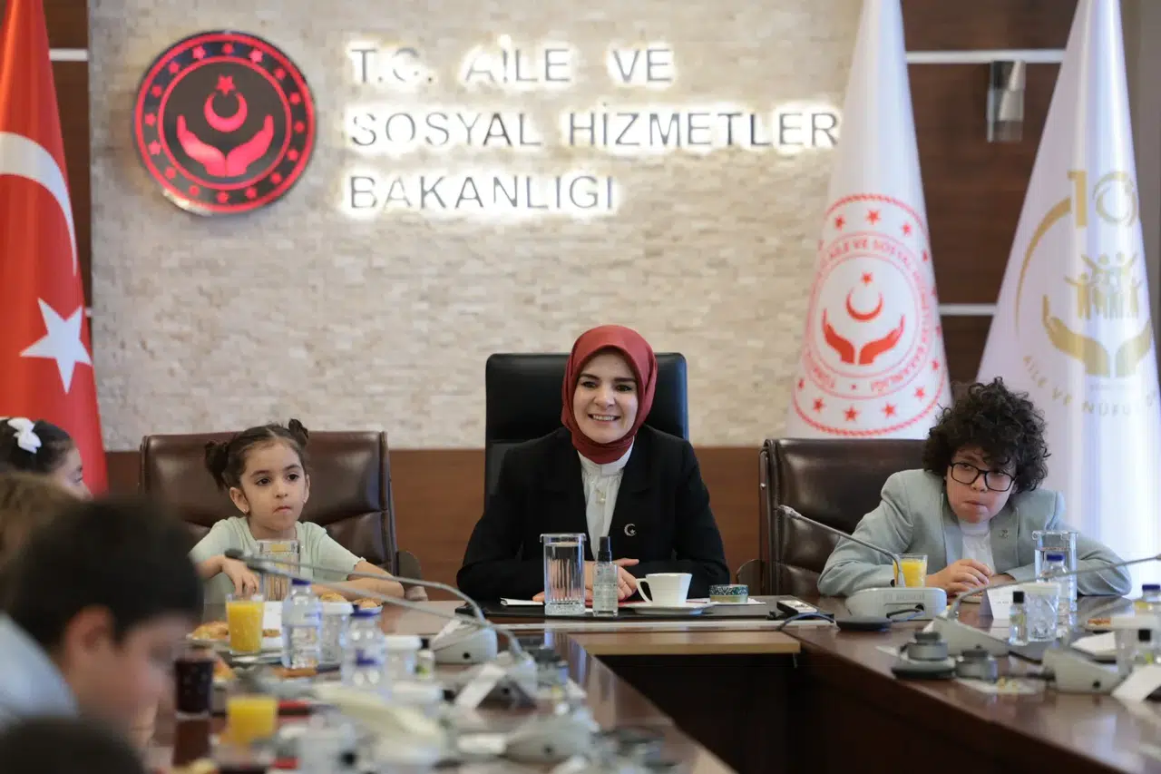 Bakan Göktaş, şehit ve gazi çocuklarıyla bir araya geldi