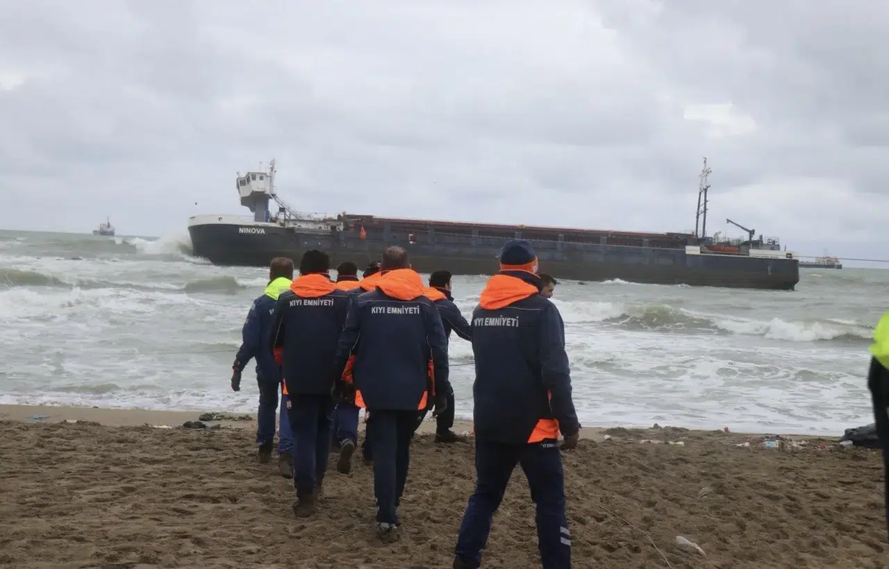 Sakarya’da karaya oturan kuru yük gemisindeki 8 mürettebat kurtarıldı