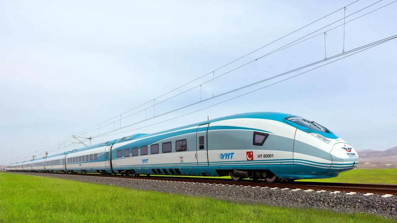 Türkiye’nin milli elektrikli hızlı treni hız rekorunu 240 kilometreye taşıdı