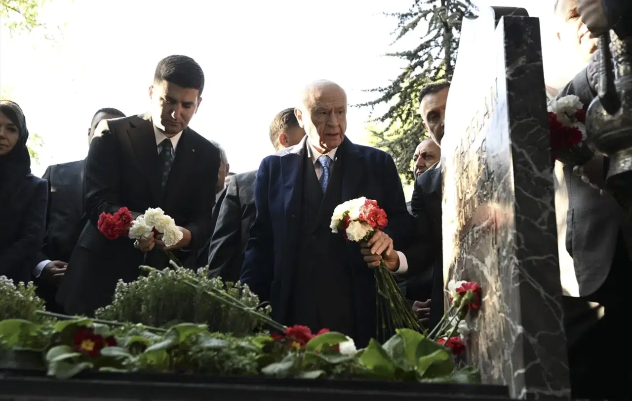 MHP Genel Başkanı Devlet Bahçeli, Türkeş’in kabrini ziyaret etti