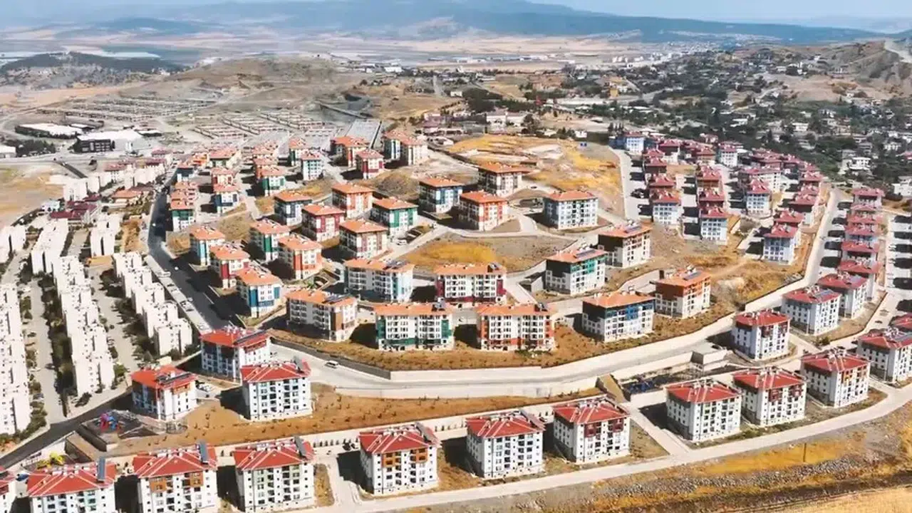 Bakan Kurum’dan depremzede ailenin bayram mutluluğunu yansıtan paylaşım