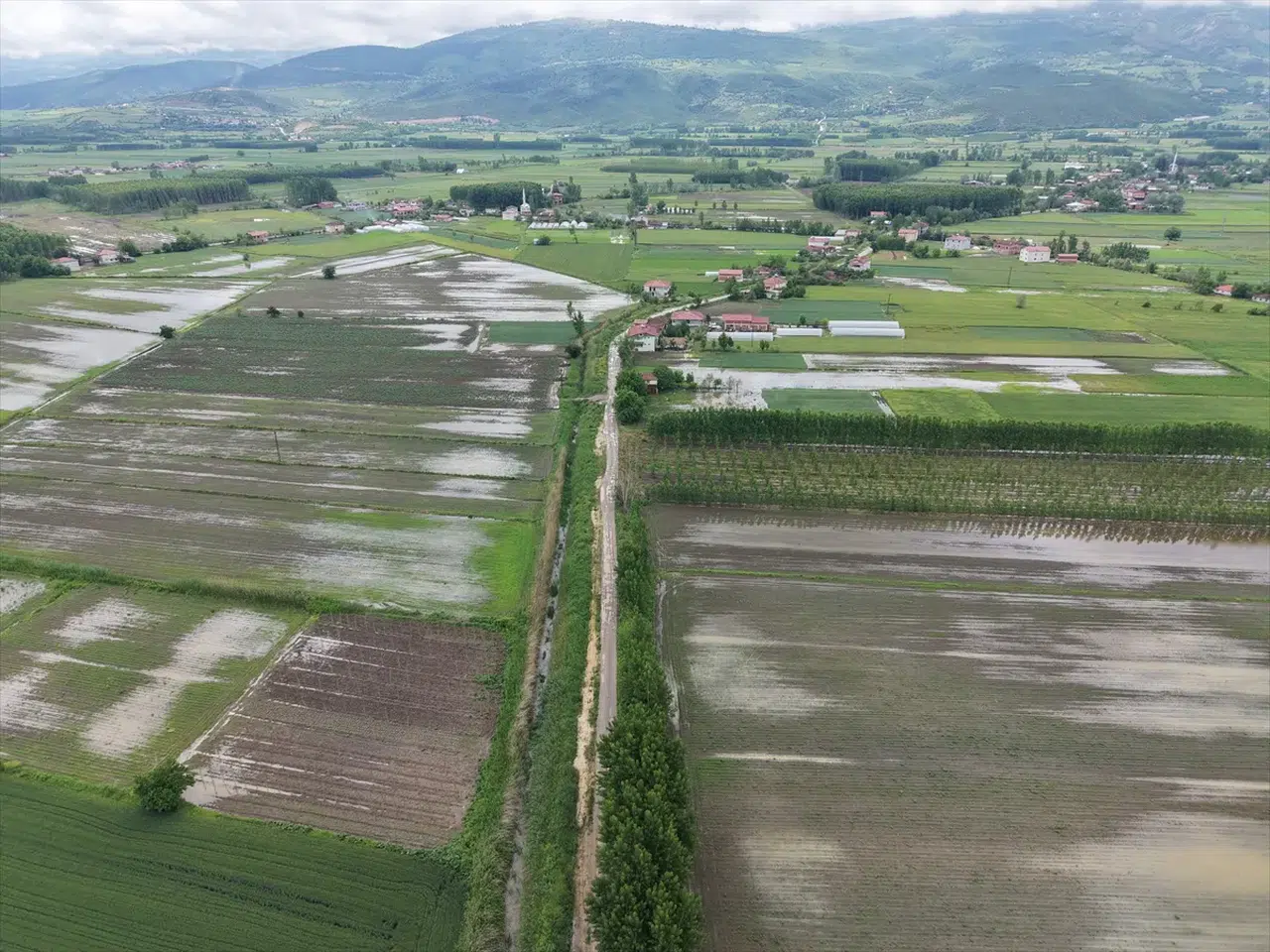 Tokat’ta sağanak tarım arazilerini su altında bıraktı