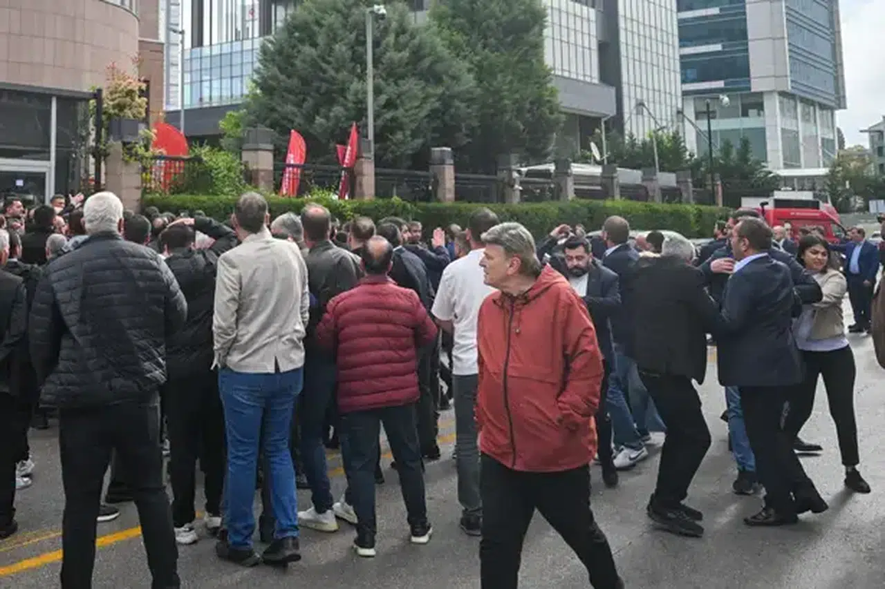 CHP Genel Merkezi önünde tahliye gerginliği yaşandı