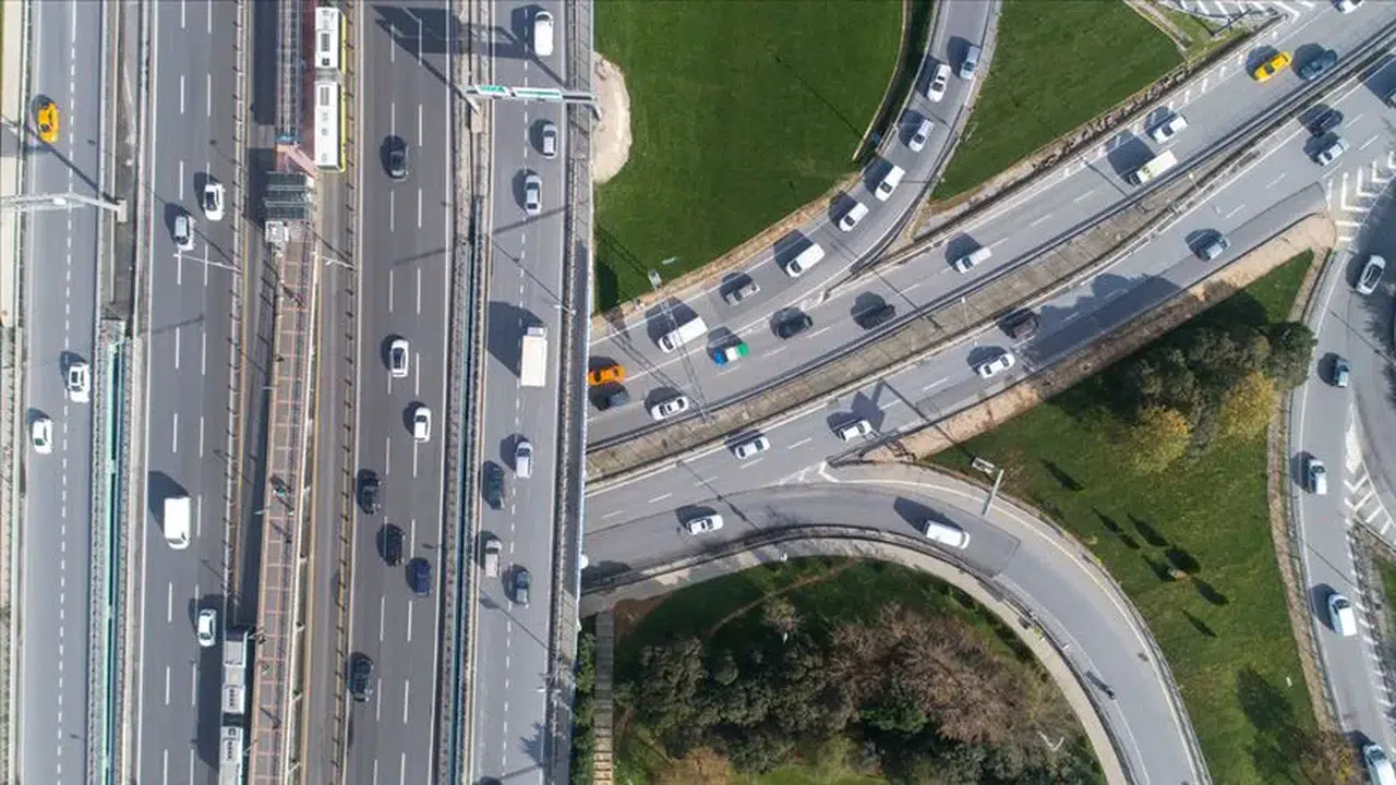 İstanbul'da çok sayıda yol trafiğe kapatıldı