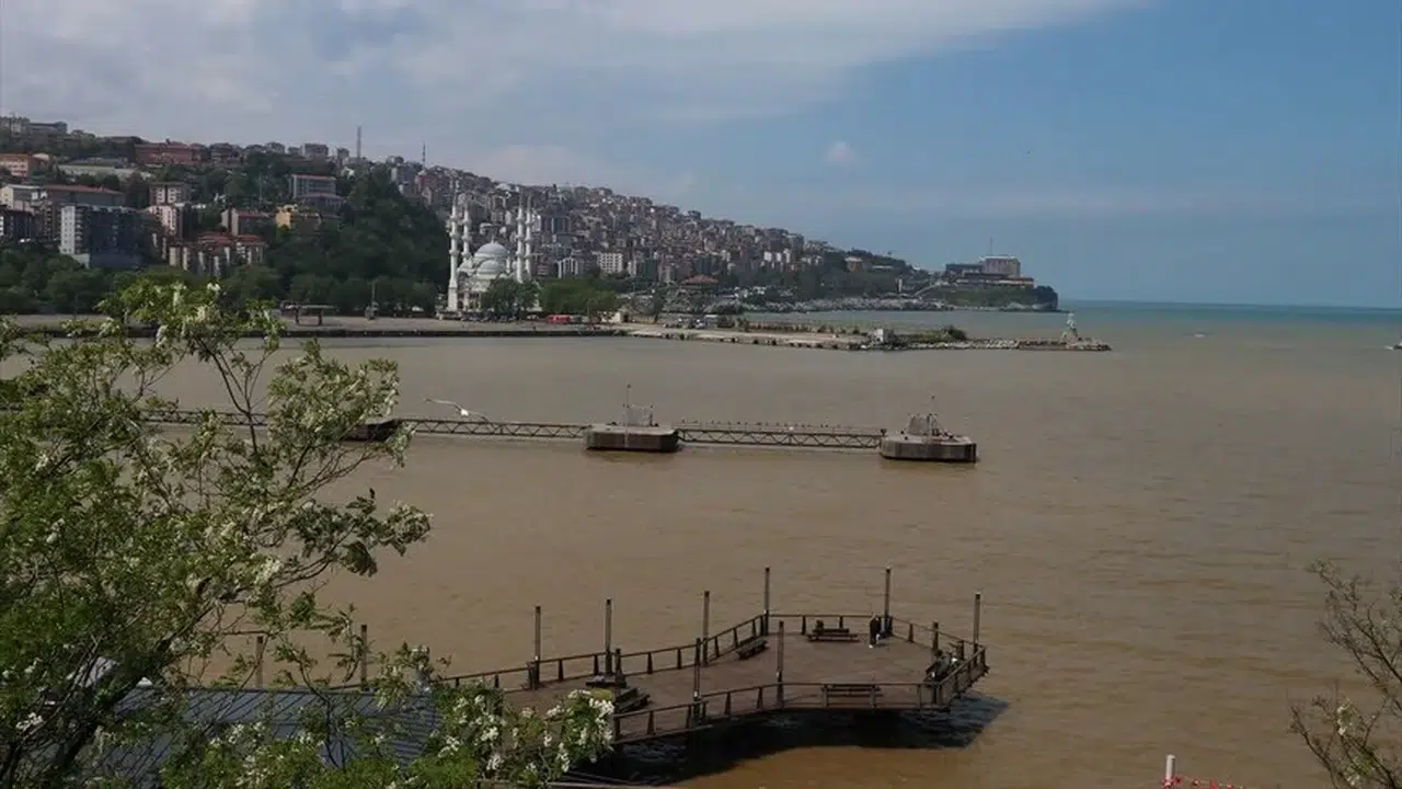Zonguldak’ta derelerden taşınan çamurlu su deniz rengini değiştirdi
