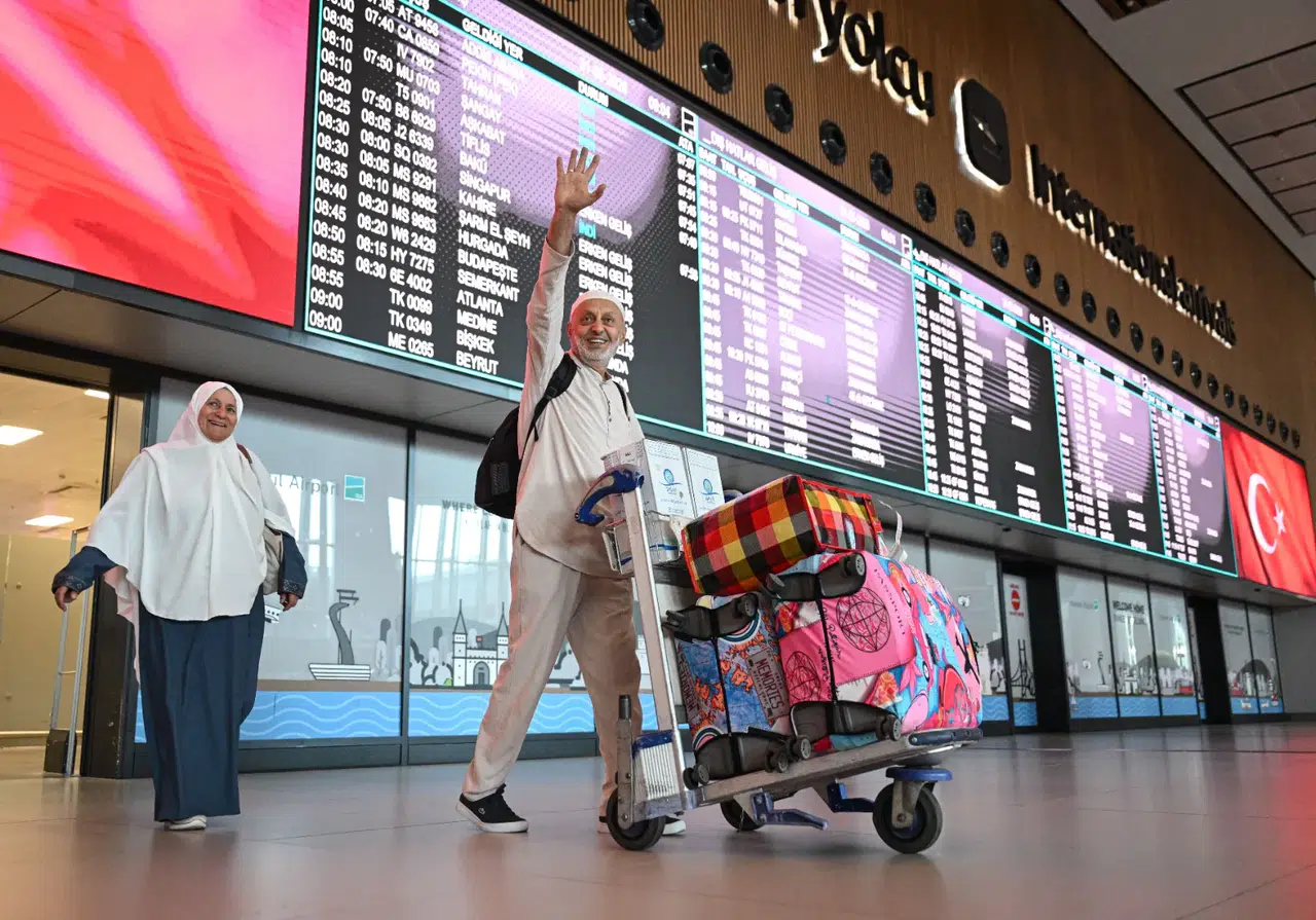 Kutsal topraklardan dönen hacılar İstanbul Havalimanı’nda karşılandı