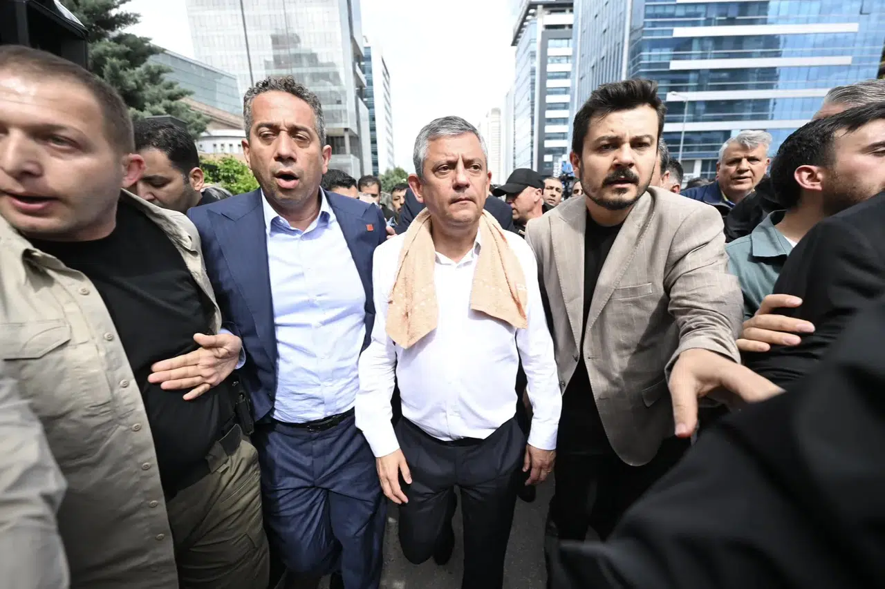 CHP Genel Merkezi’nde tahliye krizi: Özgür Özel binayı terk etti, TBMM’ye yürüyor